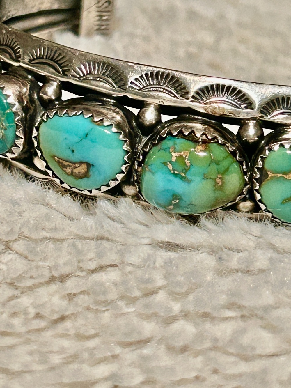 Navajo signed Tsinnie turquoise cuff bracelet - Picture 3 of 15